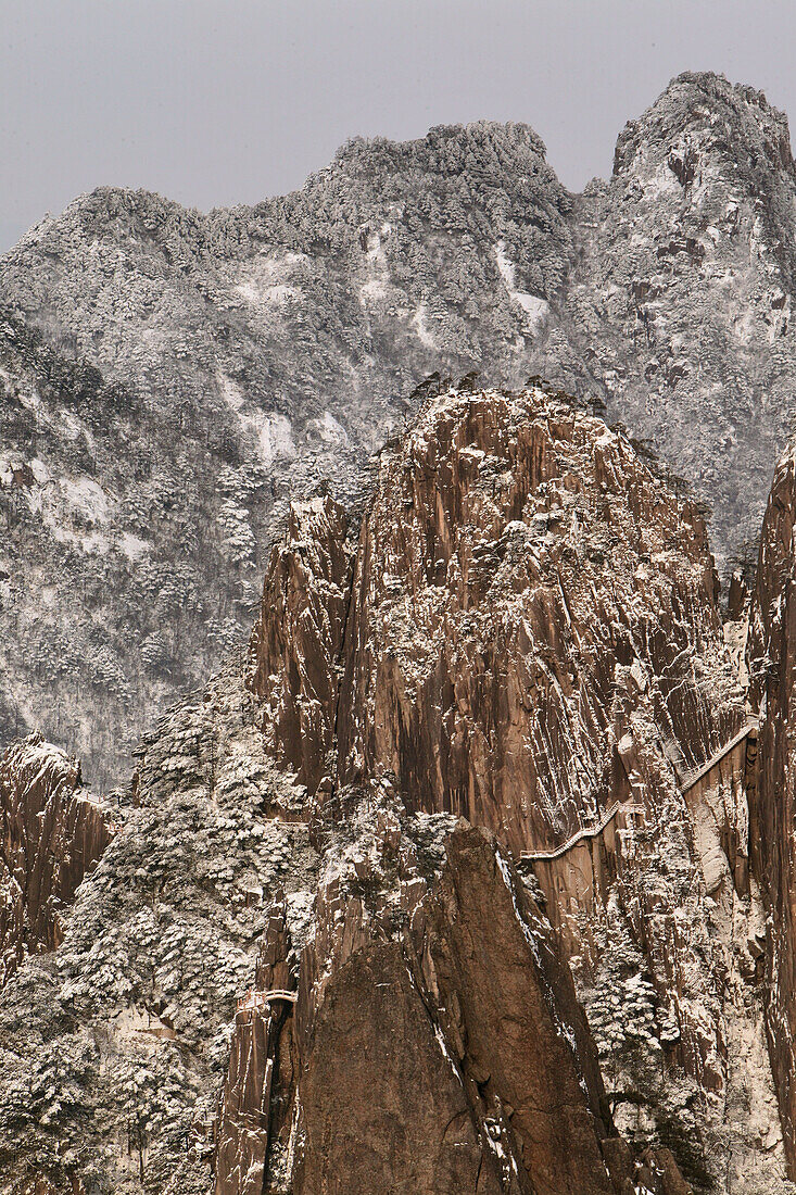 snow on slopes of the Grand Canyon, Huang Shan, Anhui province, World Heritage, UNESCO, China, Asia