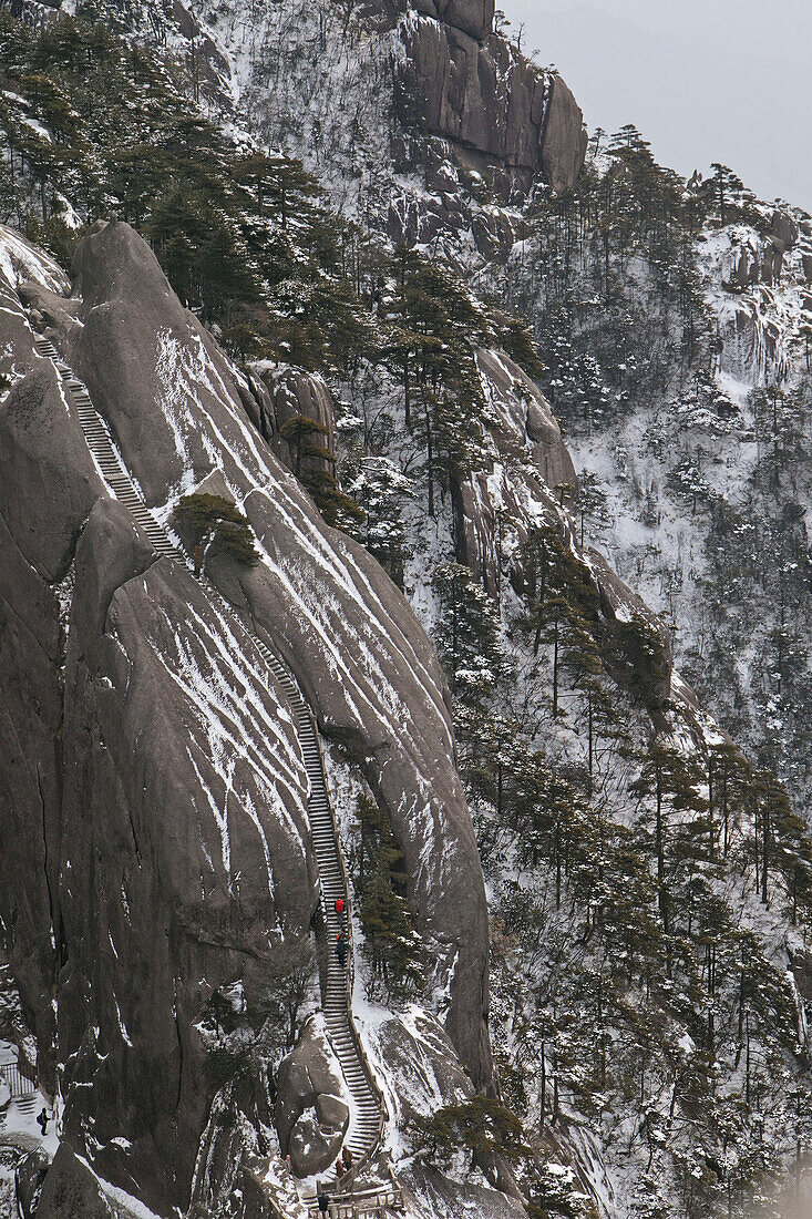 Bergweg im Schnee, Huang Shan,Steile Steintreppe, Aufstieg zum Jade Screen Peak, Winterlandschaft, Huang Shan, Anhui province, UNESCO, Weltkulturerbe, China, Asien