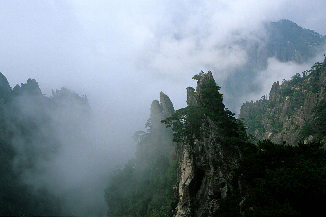clouds, mist on slopes, Huang Shan, Anhui province, World Heritage, UNESCO, China, Asia