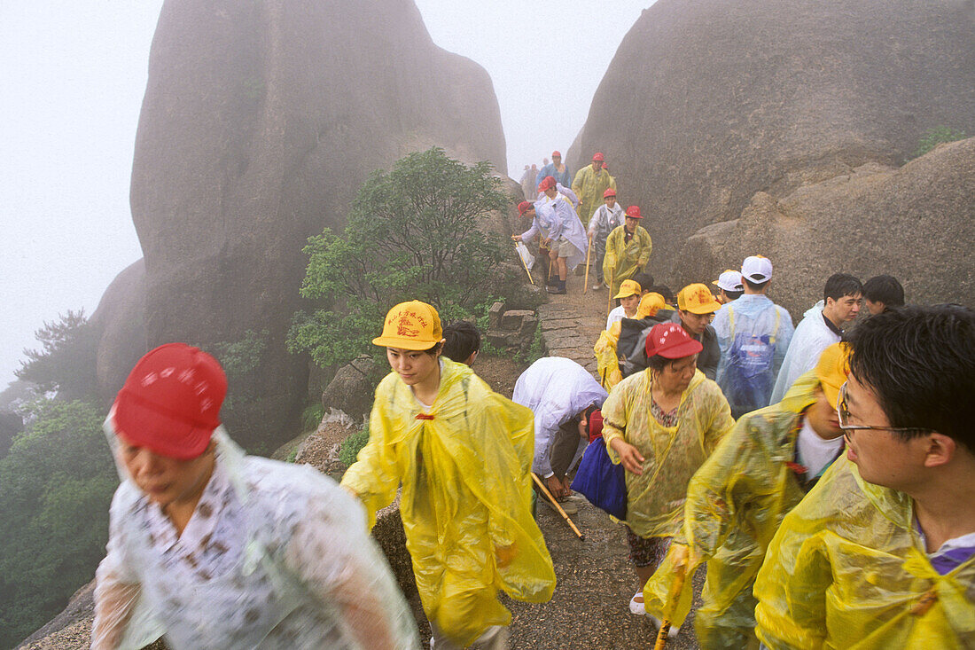 Tourist group, yellow coats, view from peak, Huang Shan, Anhui province, World Heritage, UNESCO, China, Asia