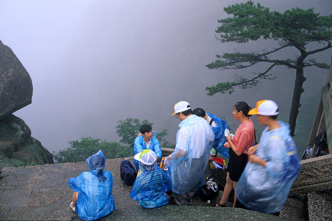 Touristen, Pilgerweg, Huang Shan,Touristengruppe mir Regenkeep, Regenschutz, blau, Nebelaussicht, Huang Shan, Anhui province, UNESCO, Weltkulturerbe, China, Asien