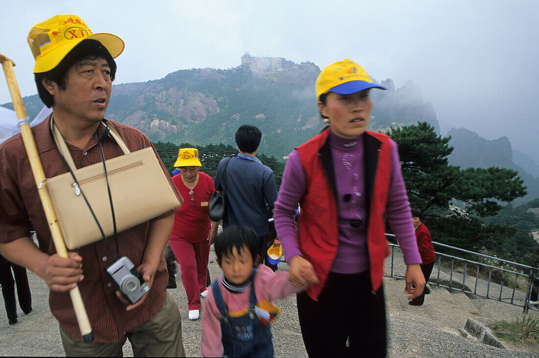 Tourist group, family with yellow caps, view from peak, Huang Shan, Anhui province, World Heritage, UNESCO, China, Asia