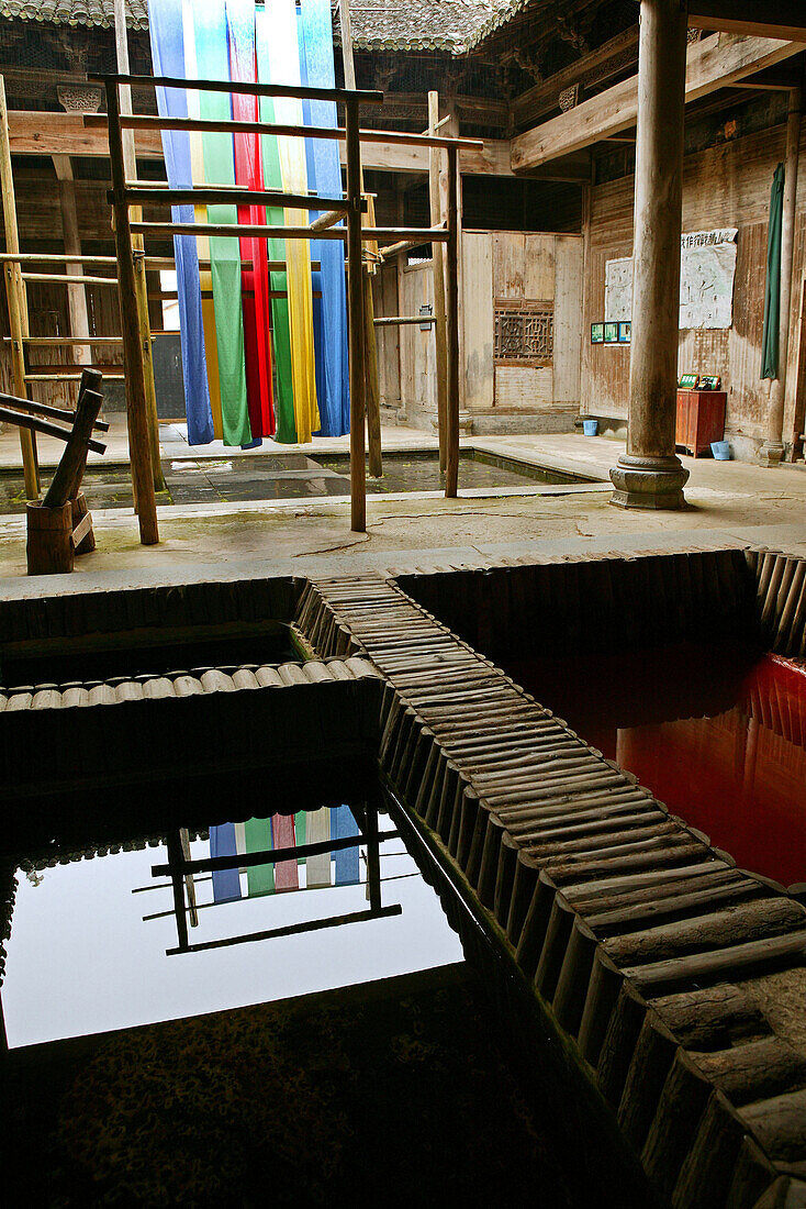 Innenhof einer traditionellen Seidenfärberei, Chengkun, China, Asien