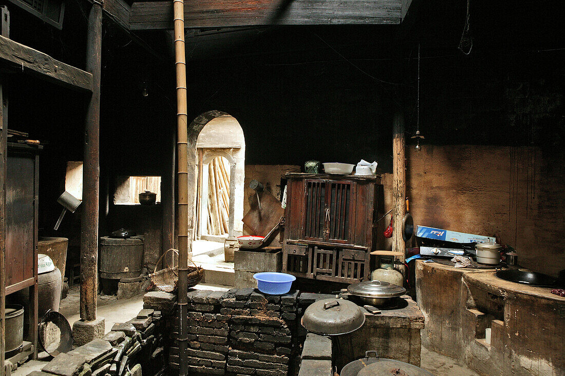 Innenansicht einer traditionellen Küche in einem Holzhaus, Hongcun, Chengkun, China, Asien