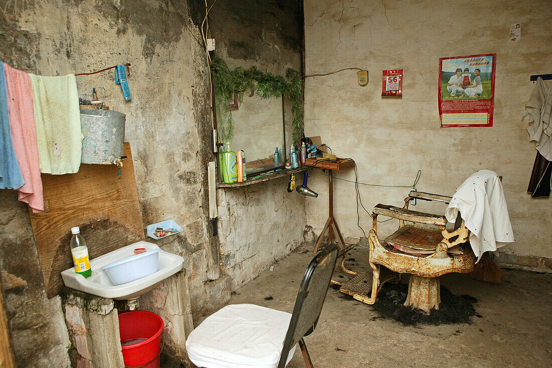 Innenansicht eines dörflichen Friseurladens, Chengkun, China, Asien
