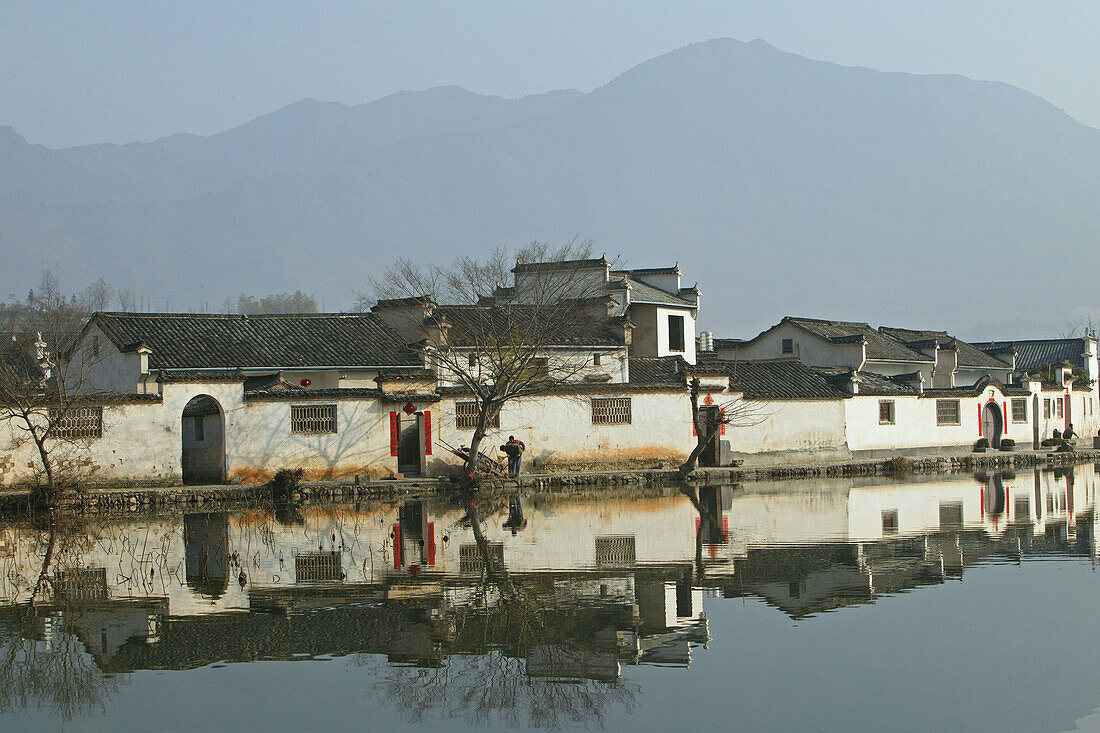 Die traditionellen Häuser des Dorfes Hongcun spiegeln sich im Teich, Hongcun, Huangshan, China, Asien