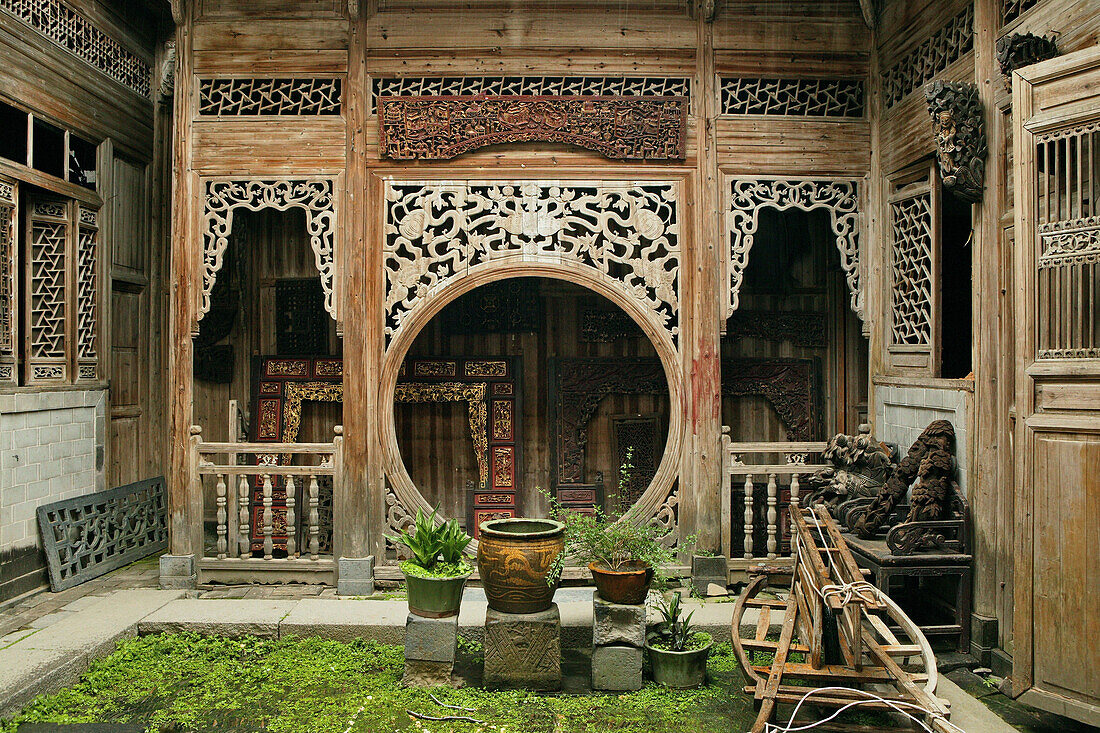 Idyllischer Innenhof mit geschnitzten Holzwänden, Hongcun, Huangshan, China, Asien