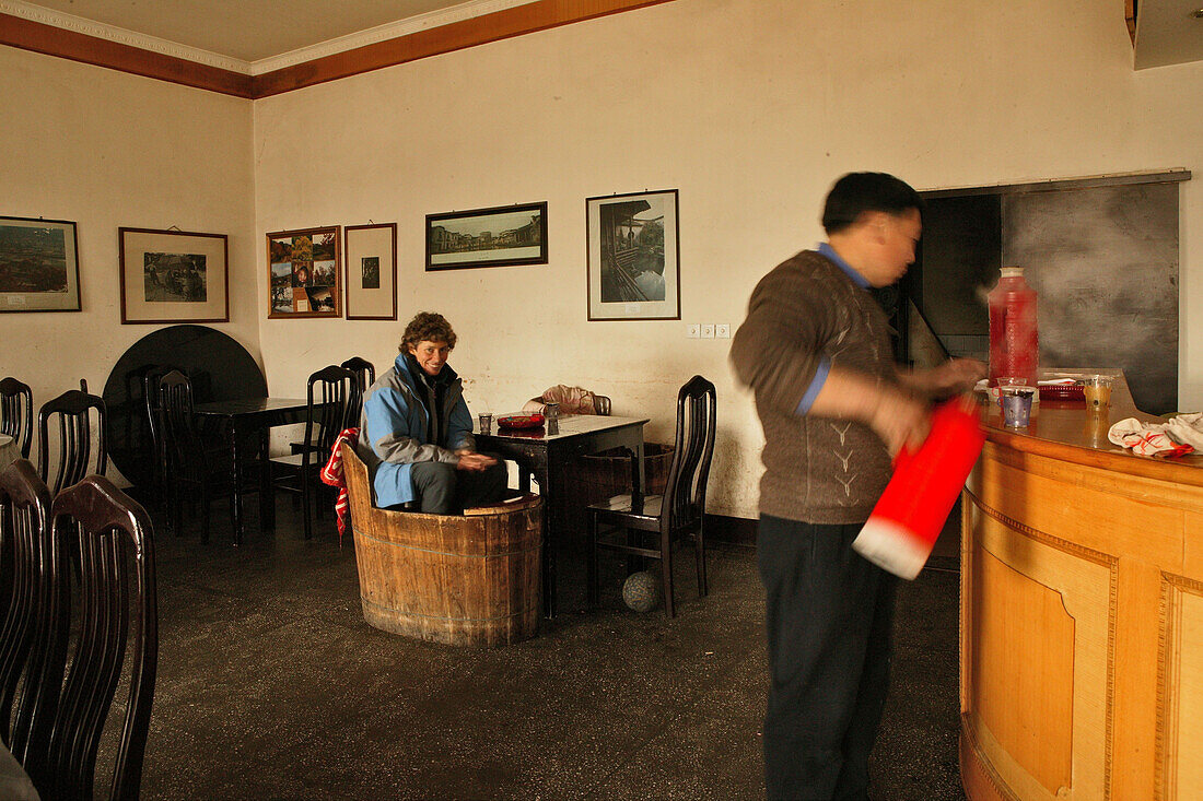 Huo Tong, Fire barrel,Fußwärmer Huo tong in einem Touristenrestaurant, Hongcun, Huang Shan, China, Asien Weltkulturerbe, UNESCO