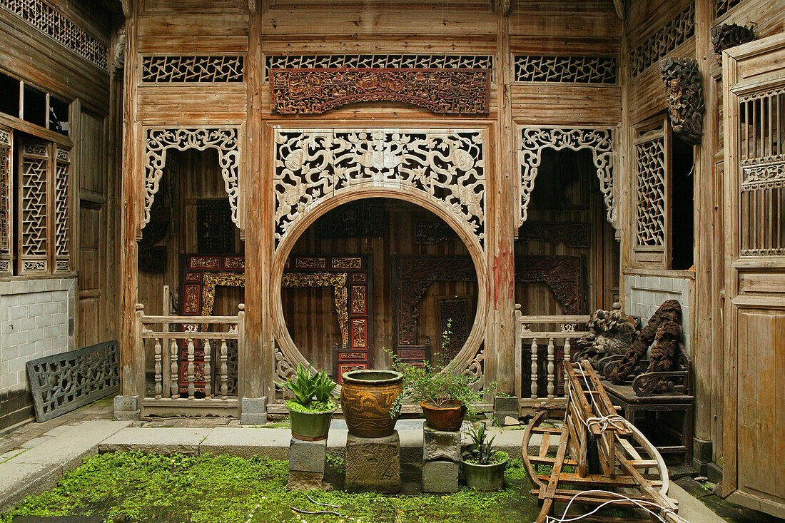 Innenhof, Hongcun,Innenhof mit geschnitzten Holzwänden, Pflanzen, Hongcun, Huangshan, China, Asien Weltkulturerbe, UNESCO