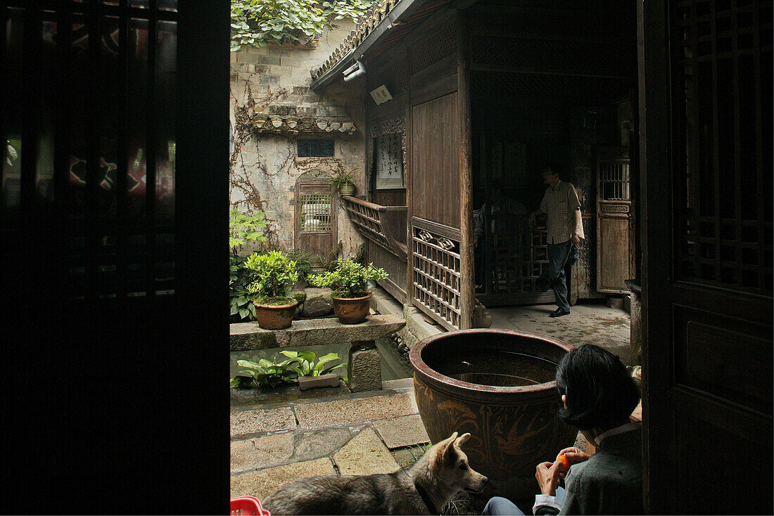 Blick in den Innenhof eines traditionellen Wohnhauses, Hongcun, Huang Shan, China, Asien