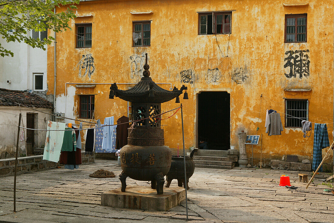 Blick auf die gelbe Fassade des Changcheng Nonnenkloster, Jiuhuashan, Provinz Anhui, China, Asien