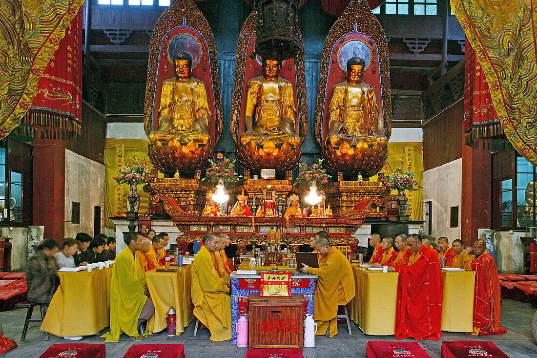 Qiyuan Kloster, Große Andacht,Große Andacht im Qiyuan Kloster, Jiuhuashan Village, Jiuhua Shan Berge, Provinz Anhui, China, Asien