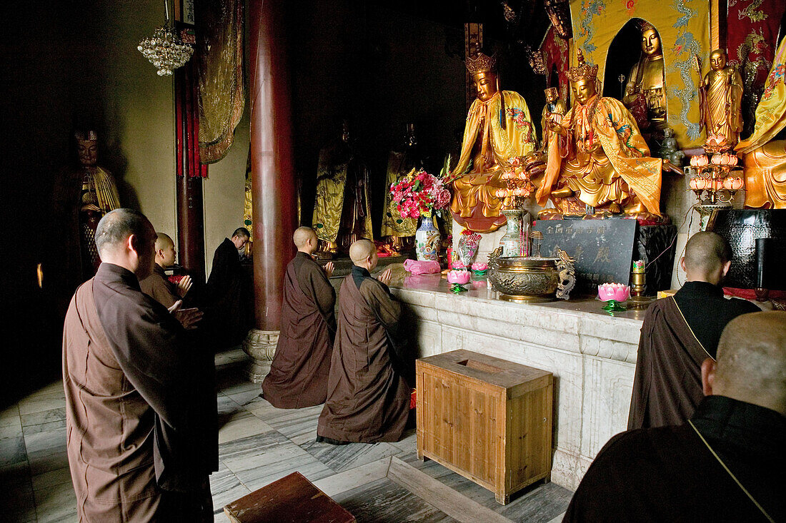 Mönche beten bei der Andacht im Ronshen Kloster, Jiuhuashan, Provinz Anhui, China, Asien