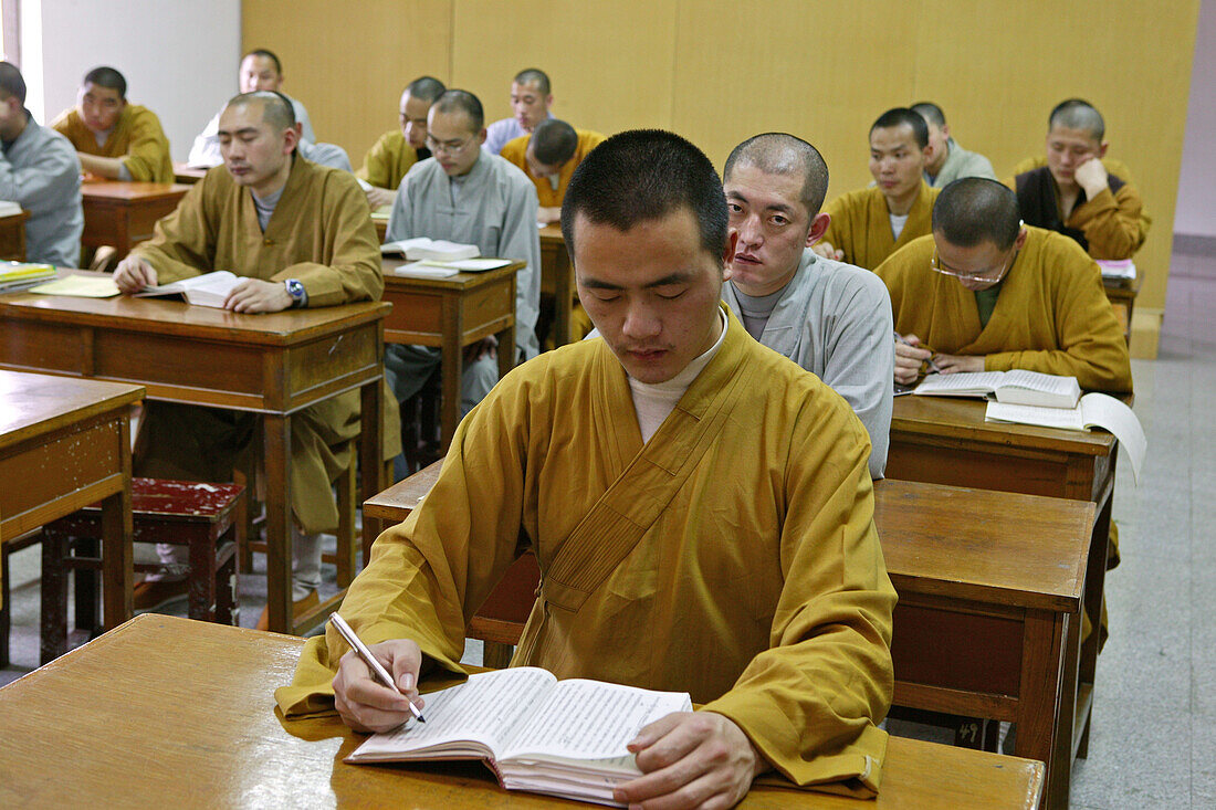 Buddhist College, Ganlu Tempel,Hörsaal des Buddhist College, Mönche, Studenten, Ganlu Tempel, Jiuhua Shan Berge, Provinz Anhui, China, Asien