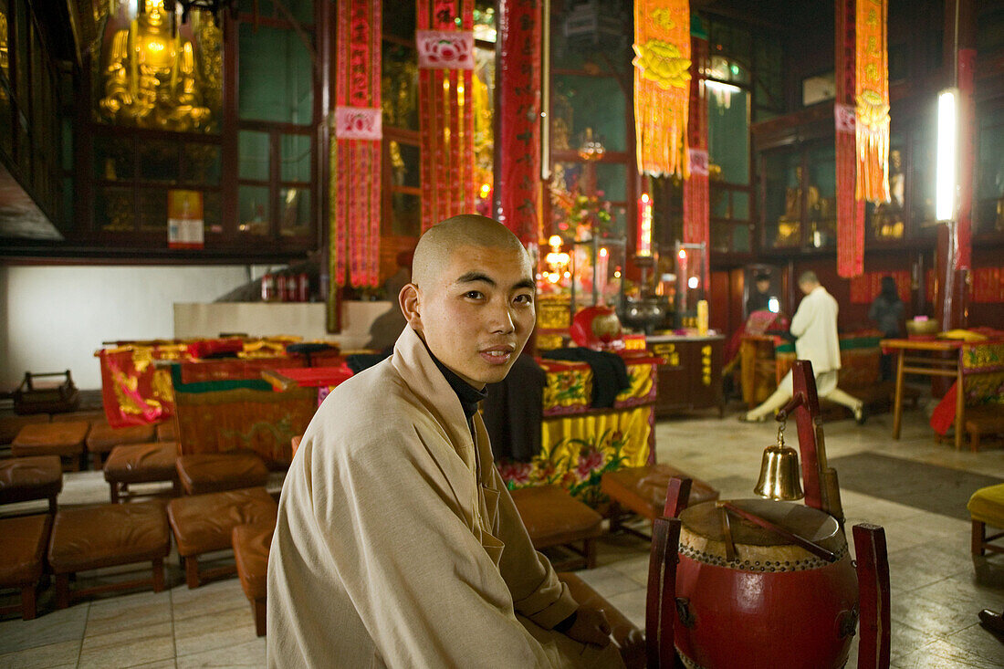 Ein junger Mönch im Haupttempel des Longevity Kloster, Jiuhua Shan, Provinz Anhui, China, Asien