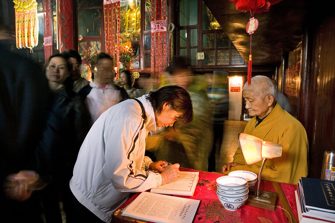 Ein Mönch und Pilger im Longevity Tempel, Jiuhua Shan, Provinz Anhui, China, Asien