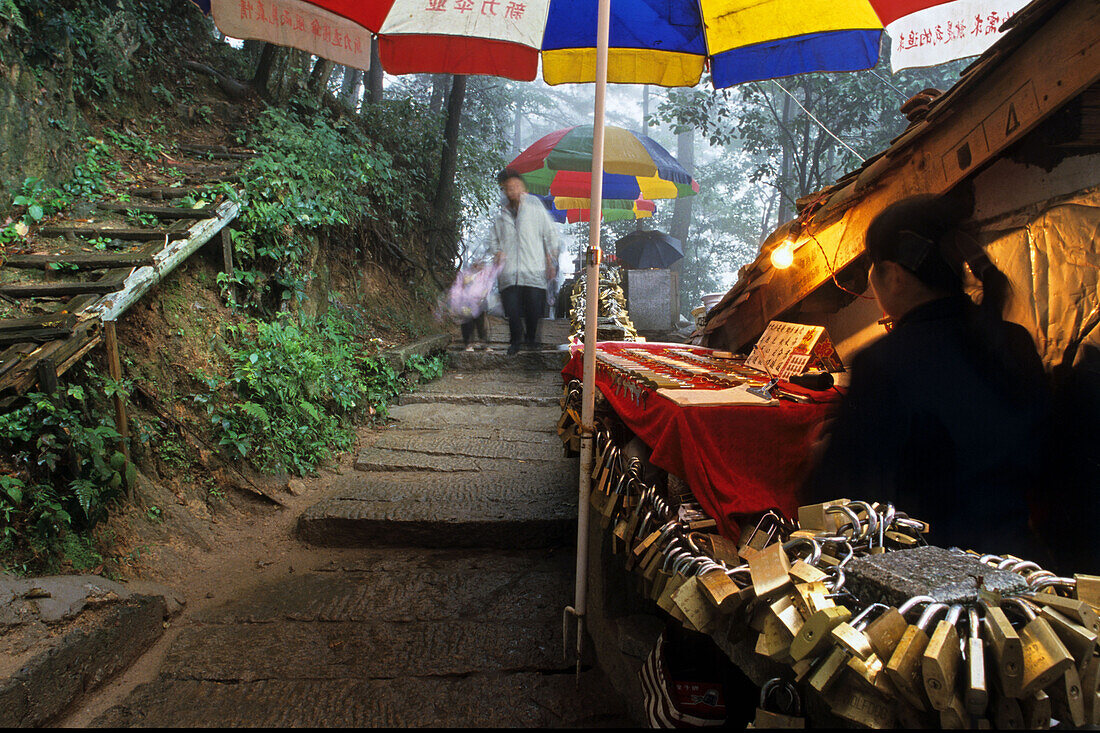 Verkaufsstand mit Vorhängeschlössern am Rande des Pilgerwegs, Jiuhua Shan, Provinz Anhui, China, Asien