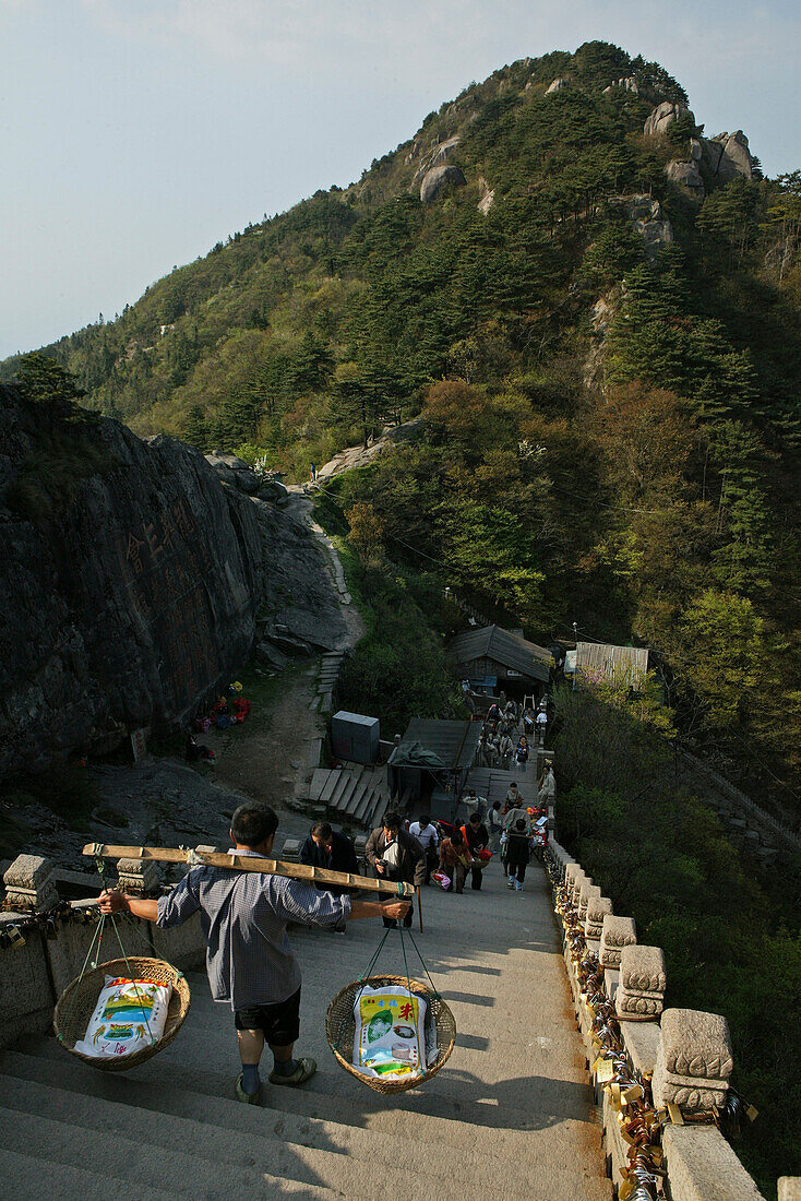 Träger am Heavenly Terrace, Räucherwerk-Pagode Jiuhua,Träger unterhalb Gipfelkloster Tian Tai Feng, Heavenly Terrace, Jiuhua Shan Berge, Provinz Anhui, China, Asien