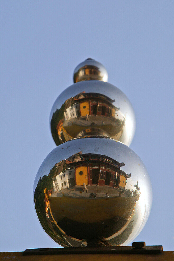 Spiegelkugeln, Jihua,Kugelsäule, verspiegelt, es spiegelt sich das Avalokiteshvara Kloster, Jiuhua Shan Berge, Provinz Anhui, China, Asien