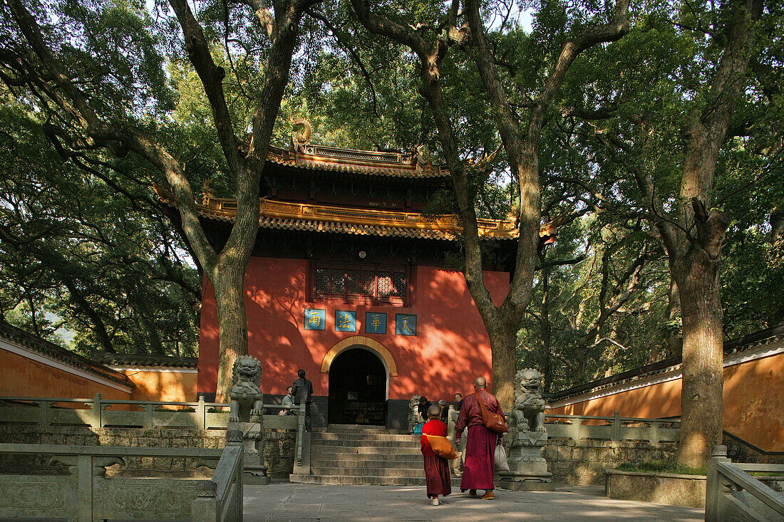 Menschen vor dem roten Tor des Fayu Klosters, Klosterinsel Putuo Shan, Provinz Zhejiang, China, Asien