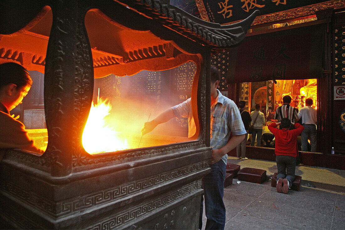 Puji Si, Klosterinsel Putuo Shan,Betende, Gläubige, Feuerkessel für Räucherwerk, Räucherstäbchen, Putuo Shan, buddhistische Insel bei Shanghai, Provinz Zhejiang, China, Asien