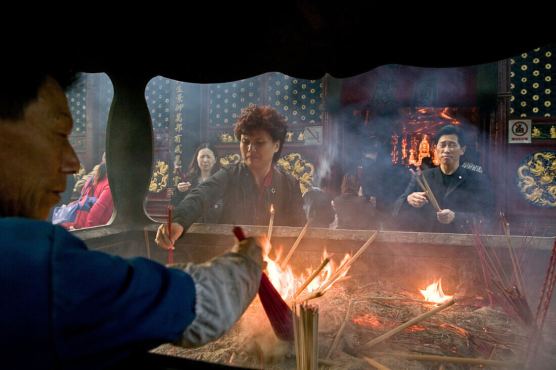 Touristen und Pilger beim Beten in Puji Si Tempel, Feuerkessel für Räucherwerk, Klosterinsel Putuo Shan, buddhistische Insel bei Shanghai, Provinz Zhejiang, China, Asien