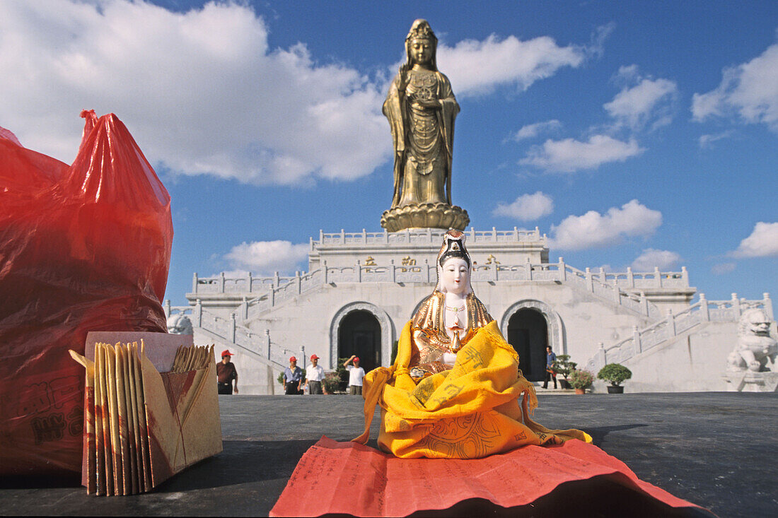 Pilger, Guanyin Leaping Cliff, Putuo Shan,Pilger mit Buddhastatuen und Hausaltar, bringen sie zur Weihe zur Göttin der Barmherzigkeit, Guanyin, Putuo Shan, buddhistische Klosterinsel bei Shanghai, Provinz Zhejiang, China, Asien