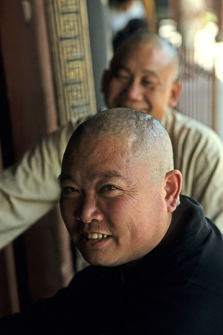 Mönch in Fanyin Tempel, Putuo Shan, buddhistische Klosterinsel bei Shanghai, Provinz Zheiiang, China, Asien