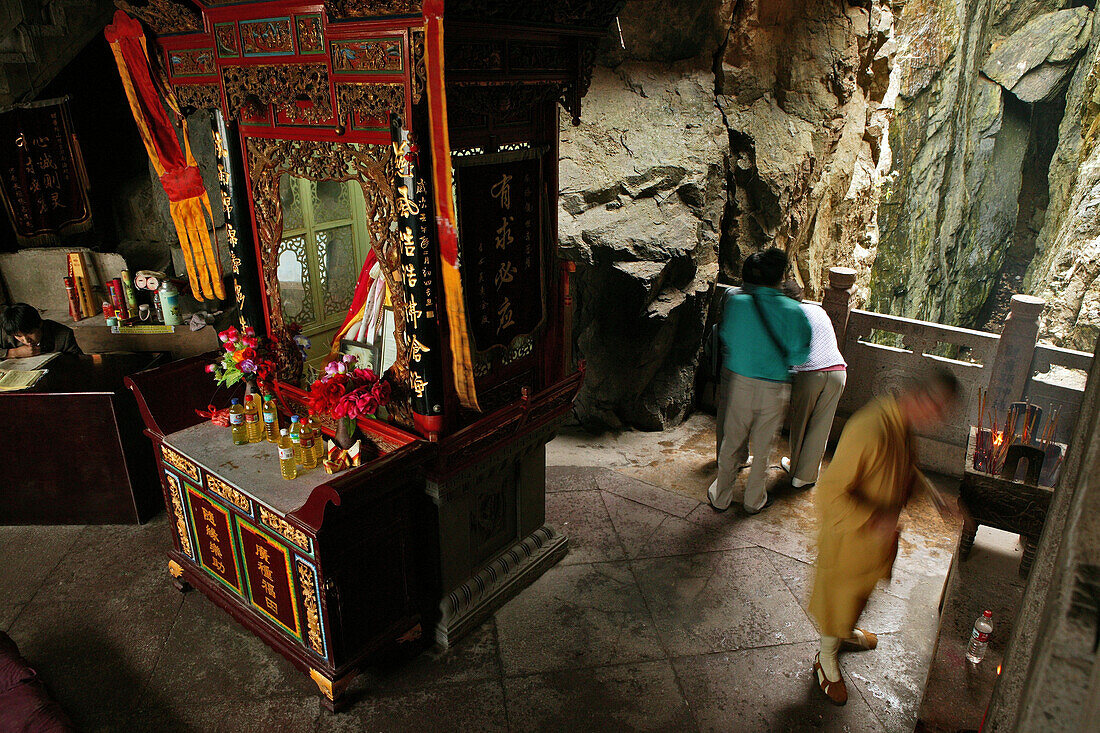 Fanyjn Tempel, Klosterinsel Putuo Shan,Fanyin Höhlentempel über dem Meer, Schlucht, Höhle, Putuo Shan, buddhistische Klosterinsel bei Shanghai, Provinz Zhejiang, China, Asien