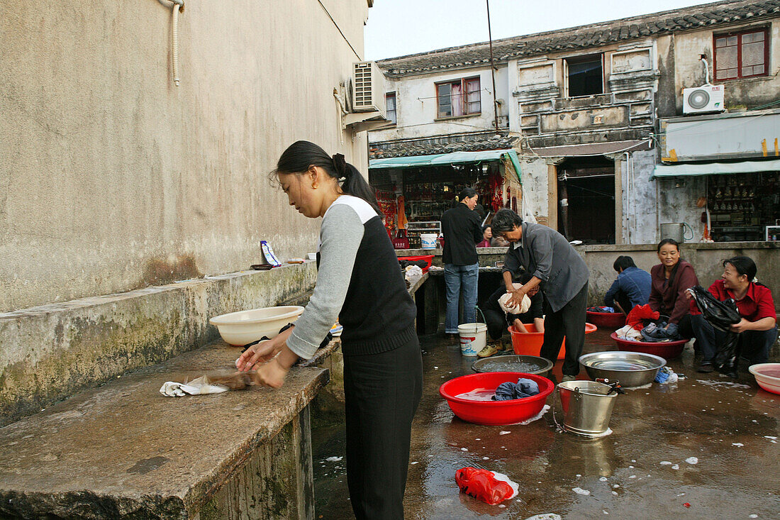Waschplatz im Dorf, Klosterinsel Putuo Shan,Wäsche im Dorf, Putuo Shan, buddhistischer Insel bei Shanghai, Provinz Zhejiang, China, Asien