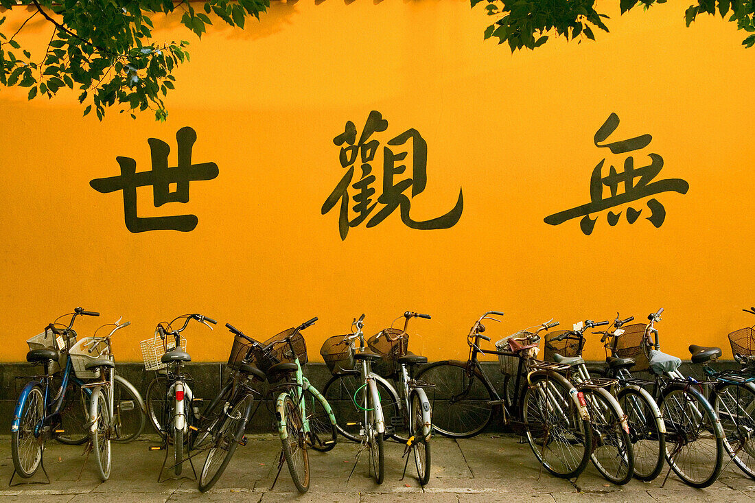 Klostermauer mit Fahrräder, Kalligrafie, Putuo Shan, buddhistischer Insel bei Shanghai, Provinz Zhejiang, China, Asien