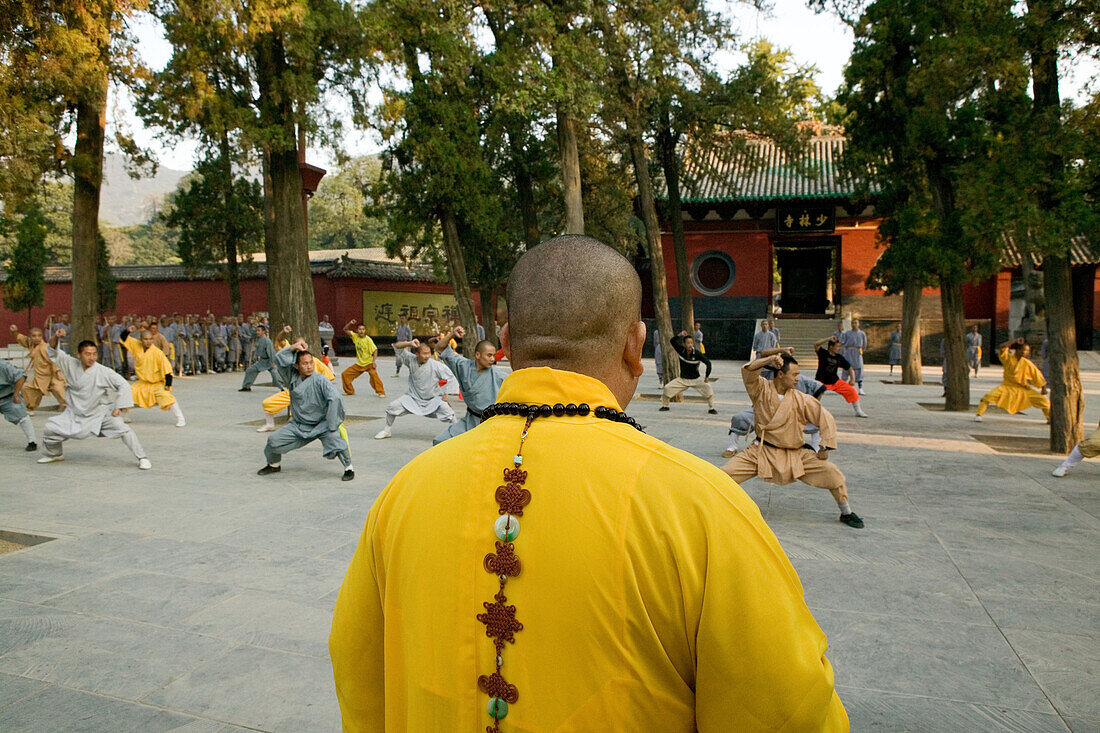 Shaolin Mönch schaut Kungfu Schüler zu, Shaolin Kloster, Song Shan, daoistisch buddhistisch, Provinz Henan, China, Asien