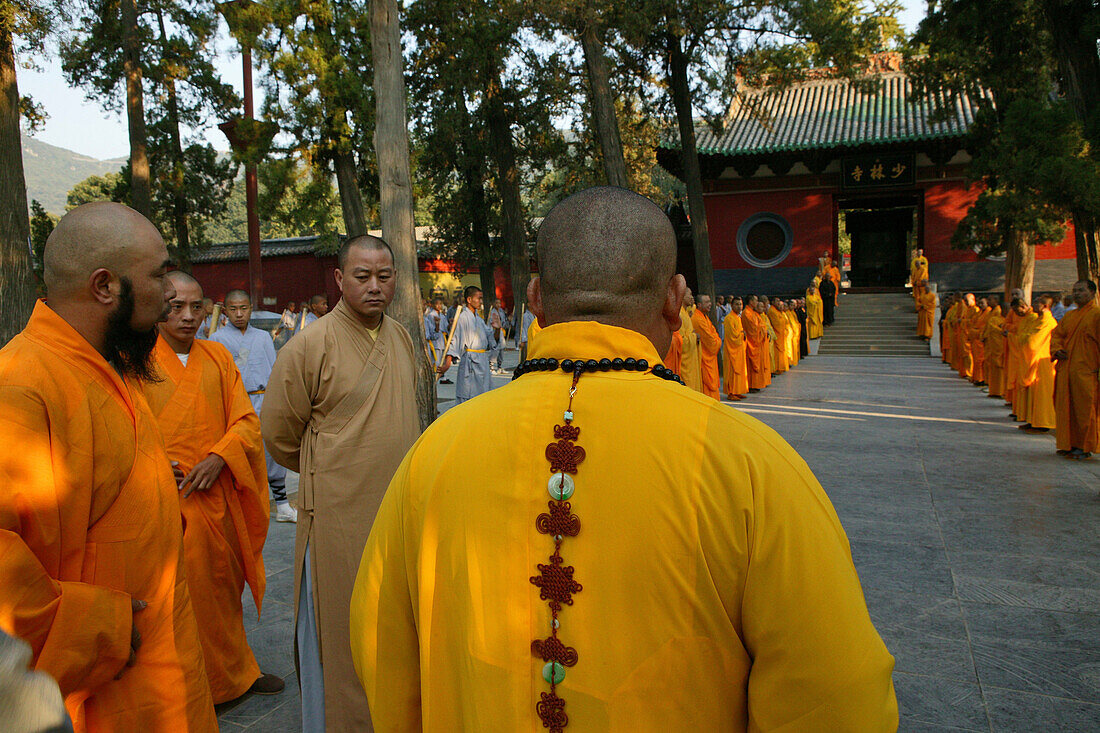 Shaolin Mönch schaut Kungfu Schüler zu, Shaolin Kloster, Song Shan, daoistisch buddhistisch, Provinz Henan, China, Asien