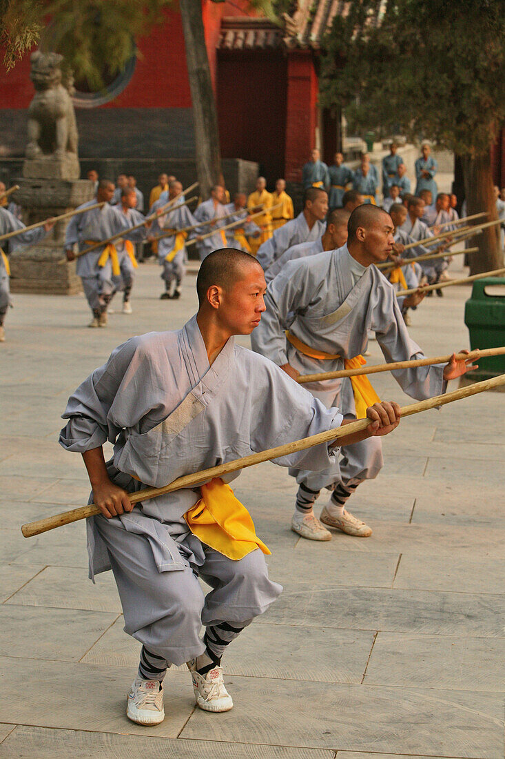 Shaolin Kloster, buddhistische Shaolin Mönche proben vor dem Haupteingang des Shaolin Klosters einen Auftritt zu Buddhas Geburtstag, Generalprobe, daoistisch buddhistisch, Berg, Song Shan, Provinz Henan, China, Asien
