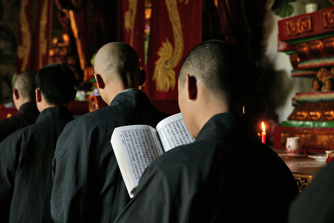 Andacht, gebet in der Große Buddha Halle, Shaolin Kloster, Song Shan, Provinz Henan, China, Asien