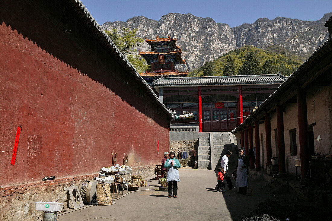 Klostermauer, Küche, Song Shan,Seitenflügel, Wohntrakt, Mauer und Vorhof, Klosterküche des buddhistischen Fawang Klosters, daoistisch-buddhistischer Berg, Song Shan, Provinz Henan, China, Asien