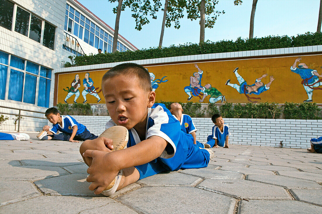 Kung Fu Schüler im Kindergartenalter, Schulklasse einer neuen Kungfu Schule in Dengfeng auf dem Übungsplatz, über 30.000 Schüler werden in diversen Schulen unterrichtet, Songshan, Provinz Henan, China, Asien