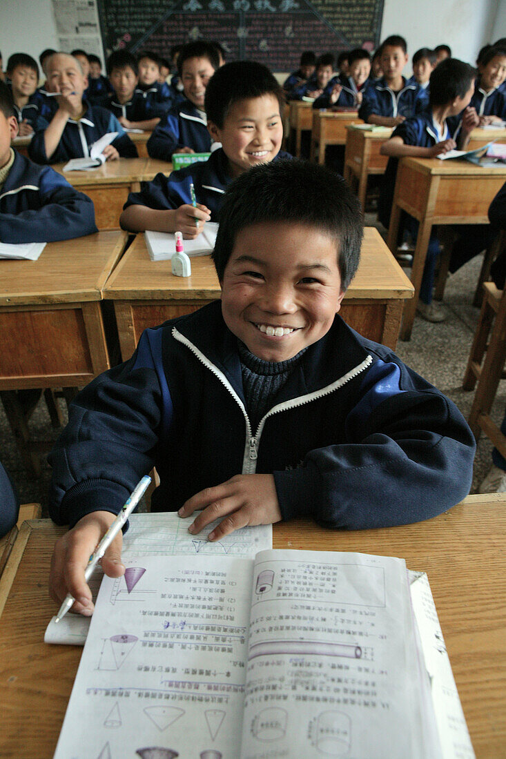 neue Kungfu Schule, Dengfeng,Schüler Grundschule einer der vielen neuen Kungfu Schulen in Dengfeng, auf dem Weg zum Übungsplatz, über 30.000 Schüler werden in diversen Schulen unterrichtet, Songshan, Provinz Henan, China, Asien