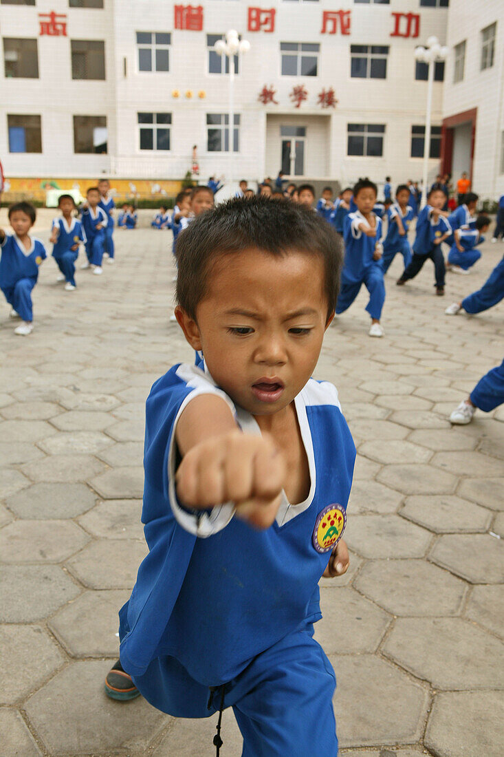 Kungfu training, Schule, Dengfeng,Schüler im Kindergartenalter einer der vielen neuen Kungfu Schulen in Dengfeng, auf Übungsplatz vor der Schule, über 30.000 Schüler werden in diversen Schulen unterrichtet, Songshan, Provinz Henan, China, Asien