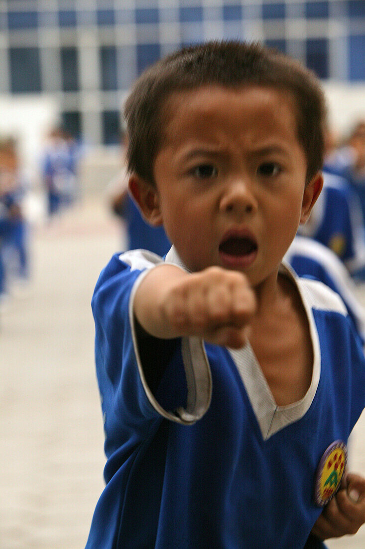 Kungfu training, Schule, Dengfeng,Schüler im Kindergartenalter einer der vielen neuen Kungfu Schulen in Dengfeng, auf Übungsplatz vor der Schule, über 30.000 Schüler werden in diversen Schulen unterrichtet, Songshan, Provinz Henan, China, Asien