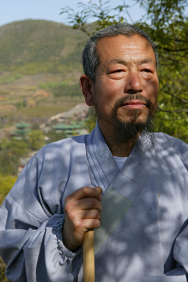 Kungfu Meister Shi Yanwen vor Shaolin Kloster, Songshan, Provinz Henan, China, Asien
