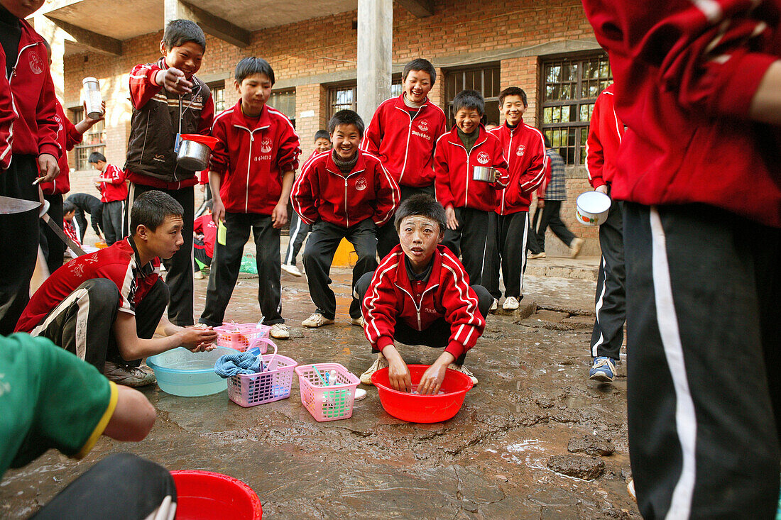 Kungfu Schule, Schule, Song Shan,Morgentoilette einer Schulklasse, Haare waschen, Zähne putzen, Hof einer Kungfu Schule neben dem Shaolin Kloster, Songshan, Provinz Henan, China, Asien