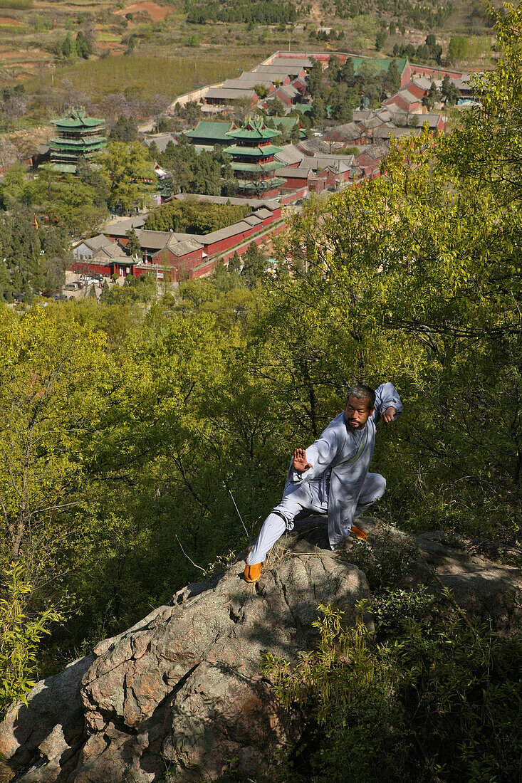 Kungfu Meister, Song Shan,Kungfu Meister Shi Yanwen, vor Shaolin Kloster, Songshan, Provinz Henan, China, Asien