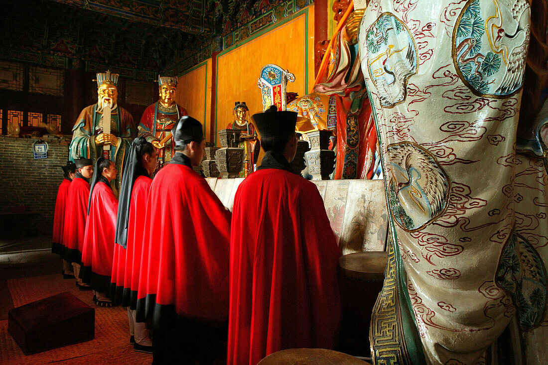 Taoistische Mönche im Zhongyue Kloster, im Shaolin Tal, daoistisch buddhistischer Berg, Song Shan, Provinz Henan, China, Asien