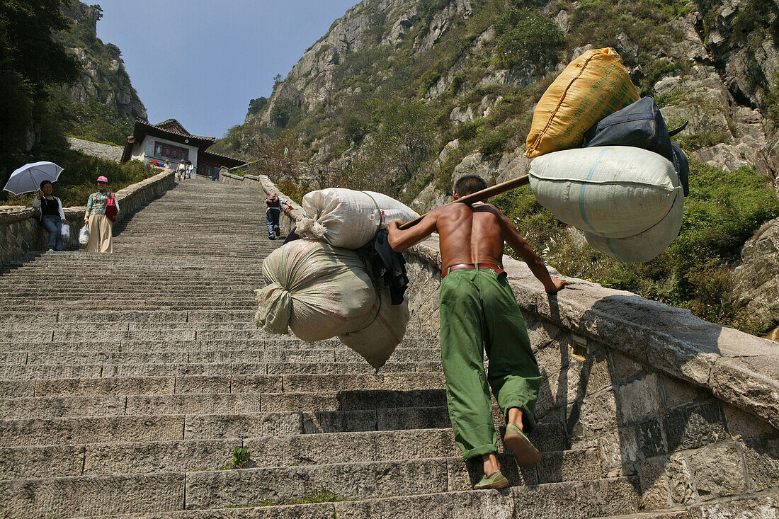 Träger, Taishan,Lastenträger auf der steilen, langen Treppe zum Gipfel des Tai Shan, Provinz Shandong, Taishan, Provinz Shandong, UNESCO Weltkulturerbe, China, Asien