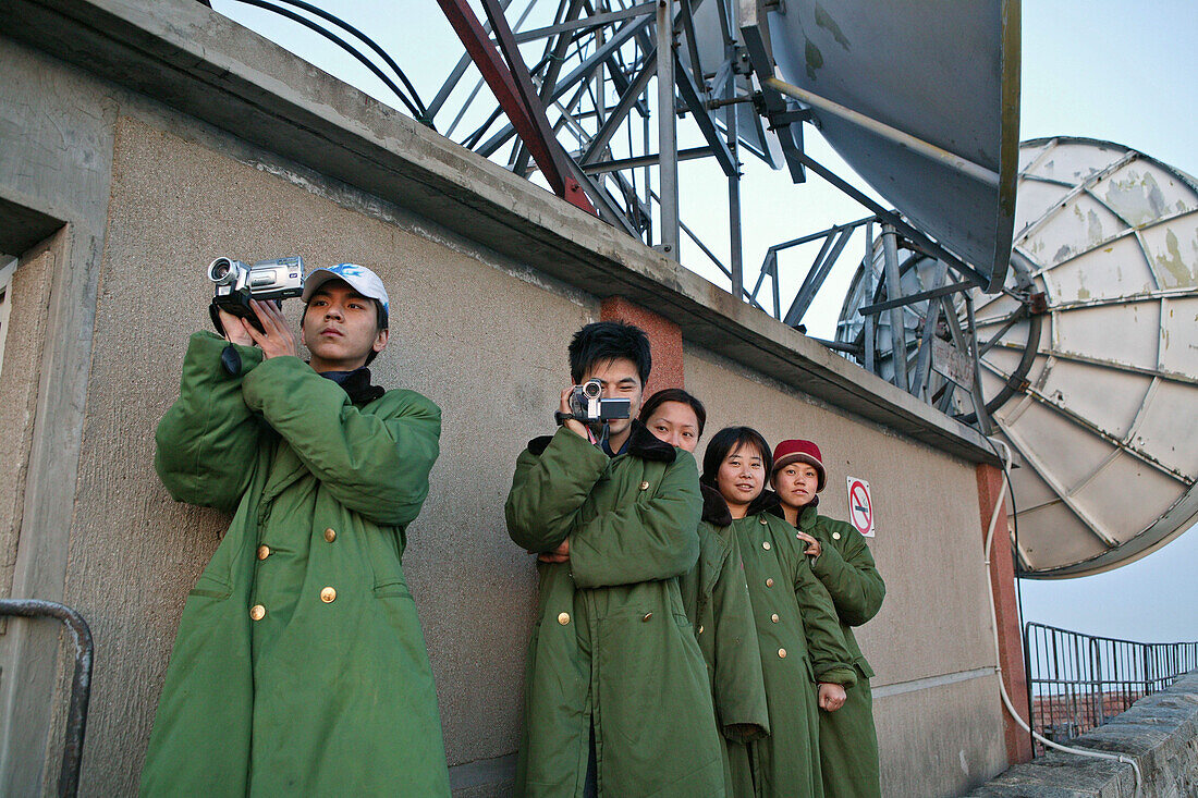 Touristen fotografieren den Sonnenaufgang, ausgediente Sendeanlagen, Taishan, Provinz Shandong, UNESCO Weltkulturerbe, China, Asien