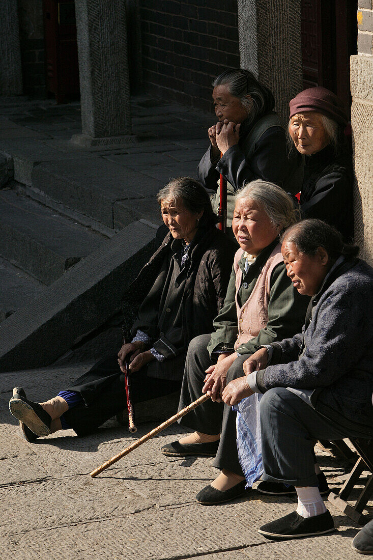 elderly pilgrim women, Heavenly Gate, Tai Shan, Shandong province, Taishan, Mount Tai, World Heritage, UNESCO, China, Asia