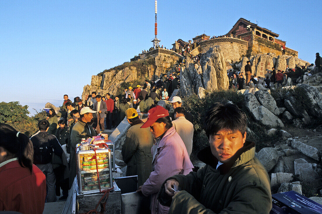 Sonnenaufgang, Gipfel, Tai Shan,Touristen kommen in Scharen zum Sonnenaufgang, Händler mit Fotoartikeln, Gipfel Taishan, Provinz Shandong, UNESCO Weltkulturerbe, China, Asien
