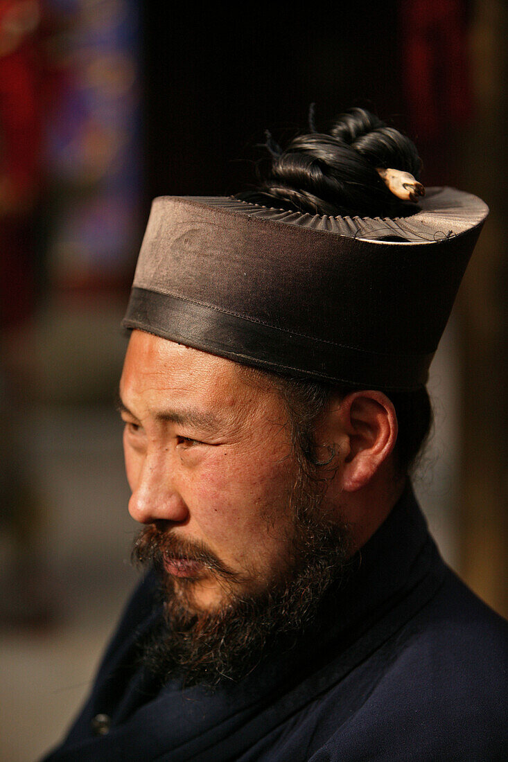 Taoistischer Mönch mit typischer Kopfbedeckung mit Öffnung für Haarzopf, Tempel der Azurblauen Wolke, Azure Clouds Monastery, Biyun Si Monastery, Taishan, Provinz Shandong, UNESCO Weltkulturerbe, China, Asien