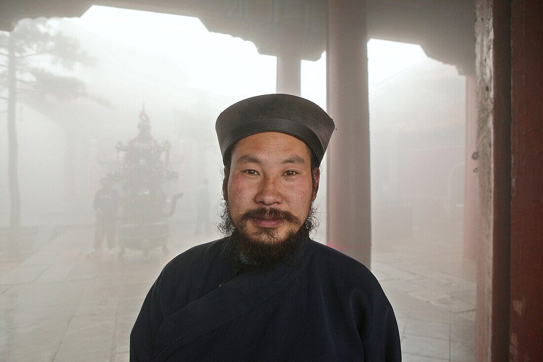 Taoistischer Mönch mit typischer Kopfbedeckung mit Öffnung für Haarzopf, Tempel der Azurblauen Wolke, Azure Clouds Monastery, Biyun Si Monastery, Taishan, Provinz Shandong, UNESCO Weltkulturerbe, China, Asien